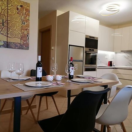 Bella Casa Apartment เนอาเปรามอส ภายนอก รูปภาพ